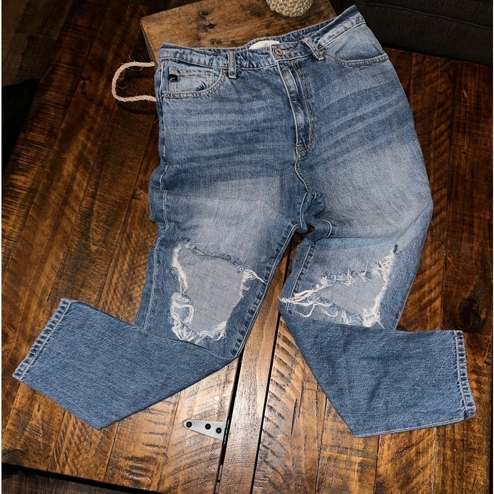 UEC KanCan Sz. 9/28
Kancan Women's Ultra High Rise Distressed Mom Jeans - Picture 7 of 14